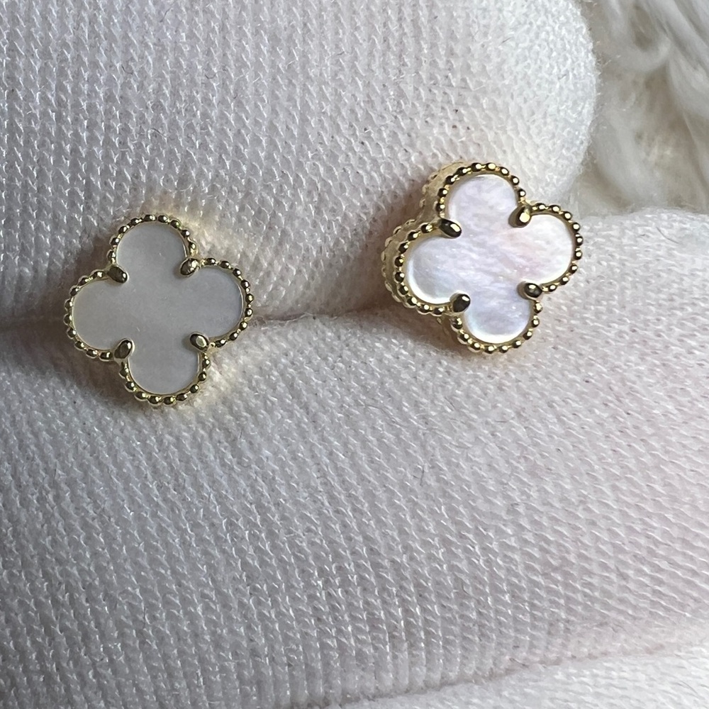 Solid 18k yellow  Gold / 750 and mother of pearl  Clover Earrings size 8mm